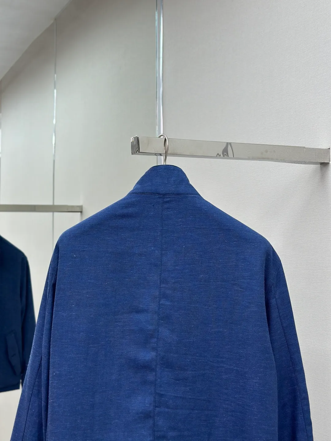 P630 Ralph Lauren logo embroidered reversible jacket. Customized matte moire taffeta and twill jacquard brocade. Light and tough, smooth drape. Comfortable and close to the skin. Quiet dark blue. Elegant style. Twin clothes. Style without boundaries. One side is decorated with twill jacquard brocade and has its own retro filter, like the pocket watch gear of an old-school gentleman. The other side is made of matte moiré taffeta, which brings a sense of relaxation. Casual and casual genes. Exquisite pony logo is embellished throughout, making it highly recognizable. The classic stand-up collar is tied with three hidden buckle tabs. Simplicity dominates complexity. The design philosophy hidden in the details. Double-sided style. One garment hides old money and relaxation. Process 1: Use imported machine embroidery technology. Use advanced computer control system and precise mechanical components to realize the iconic pony embroidery operation. High precision. The lines are smooth and delicate. Process 2: Template machine bag opening. Preset templates guide the position of opening the bag. The accuracy of the shape and size ensures the quality of the bag opening effect. Process 3: Ergonomic three-dimensional tailoring. Return to traditional craftsmanship through segmentation, folding, shrinking, and stretching techniques. The so-called slow work results in fine work, which is respect for the material and the pursuit of feel. Complex workmanship, tedious, slow timeliness, and high loss. Process 4: The fabrics have been carefully washed, and the hand feel and texture are better. Not easy to deform, not easy to shrink, not easy to fade, and maintain long-term beauty. Accessories: Customized Ralph Lauren Fruit buckle Customized Ralph Lauren zipper Customized Ralph Lauren slider Customized Ralph Lauren trademark Version: Fitted version Function: Reversible, free to match Size: S M L XL